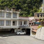 【穴原温泉　元湯　富士屋旅館】白いタイル張りの浴室