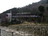 【湯の山温泉　国民宿舎　湯の山ロッジ】川向うの宿に日帰り入浴