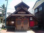 【草津温泉　煮川乃湯】三角屋根の木造造りの共同浴場は激熱