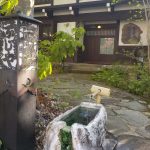 【藤助の湯 ふじや】古民家にある大きな薪ストーブがお出迎え