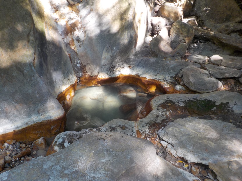 【目の湯】霧島最古の岩風呂といわれている野湯