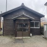 【雲母温泉 雲母共同浴場】蛇口から小さな浴槽に温泉が注がれる