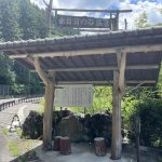 三重県名張市 【赤目 日の谷温泉】道路わきにある温泉スタンド