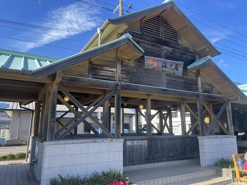 和歌山県那智勝浦町　【海の湯】漁港を眺めながら入れる足湯